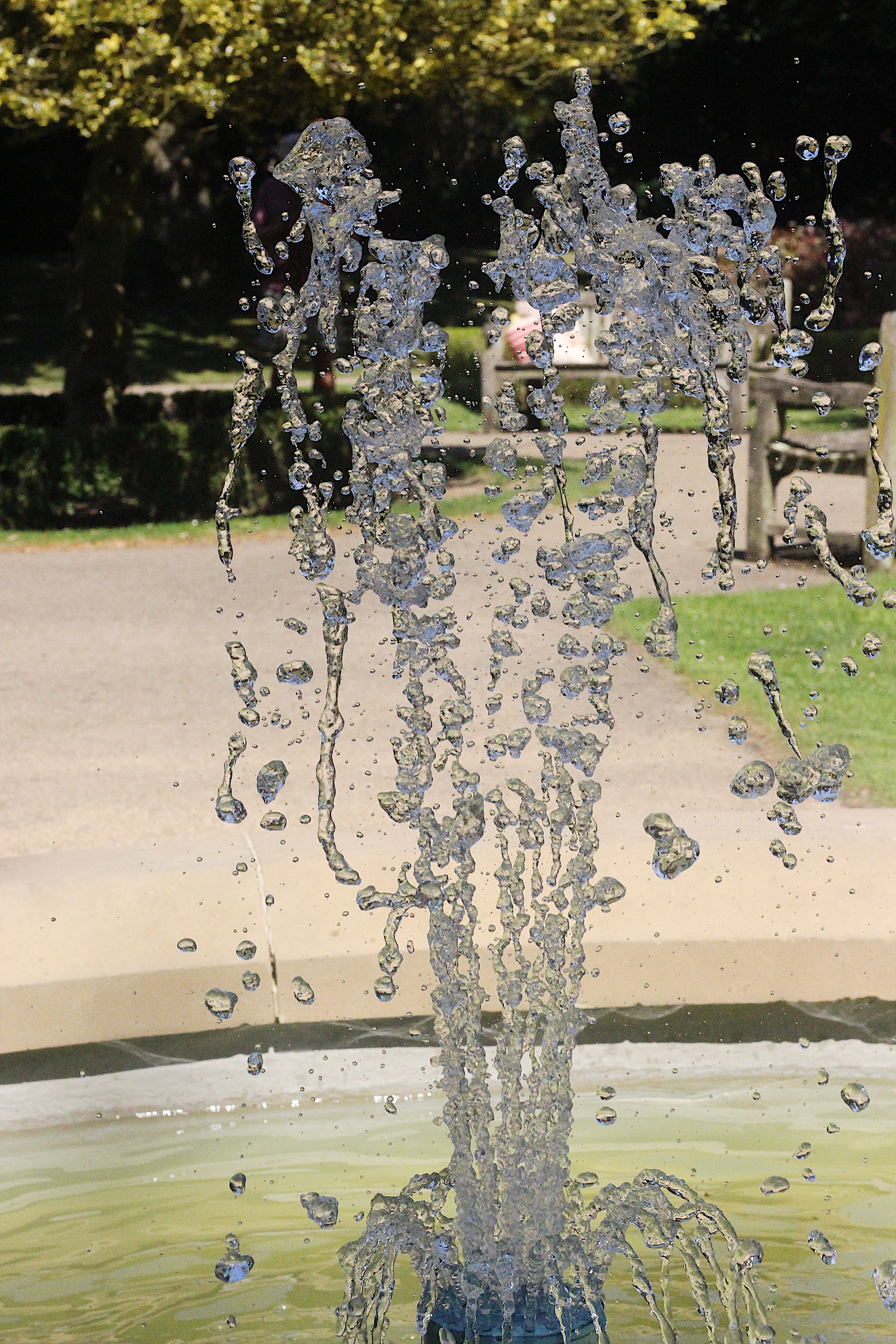 Photo of water splashing up from a fountain by Burhan