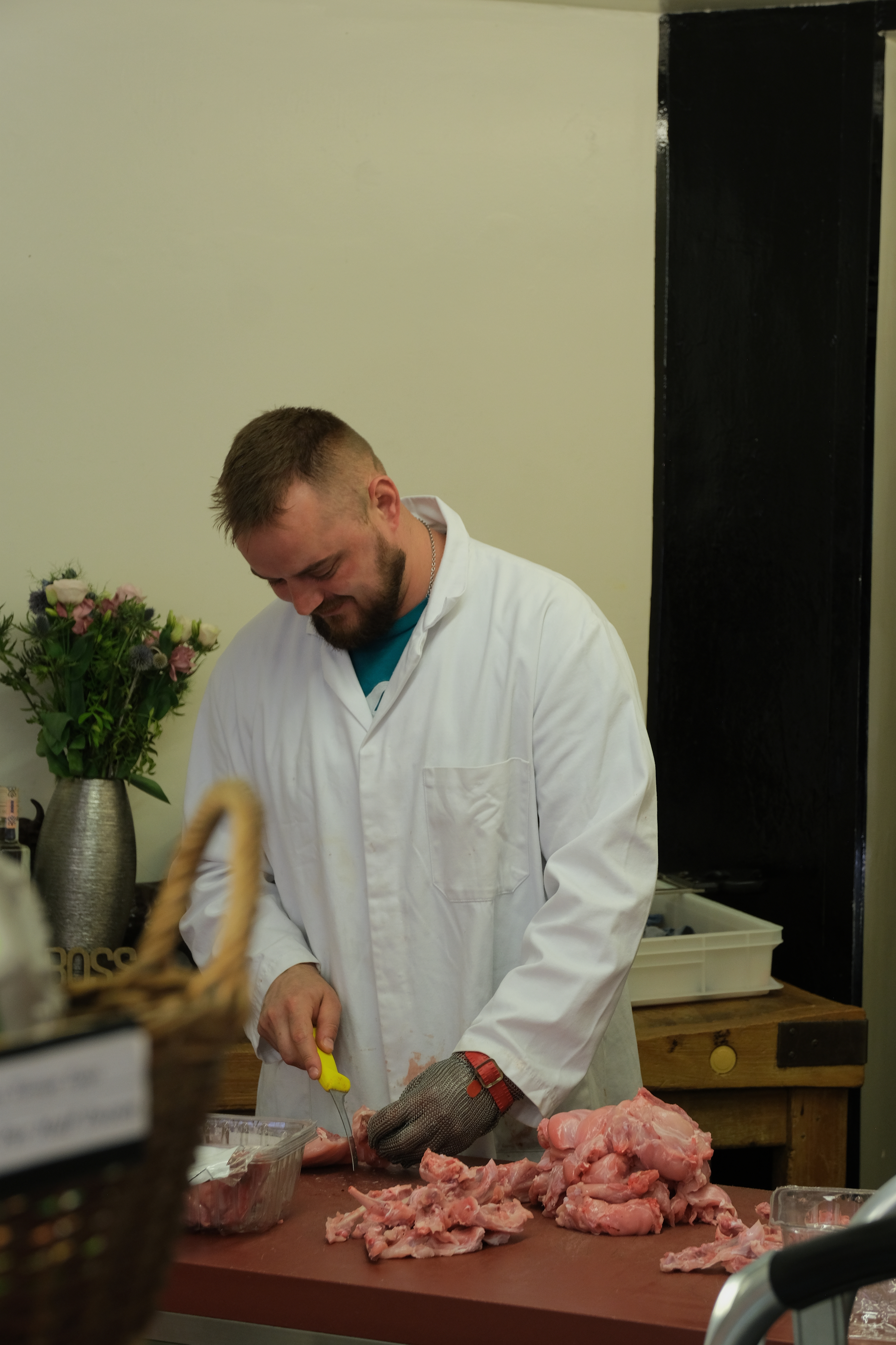 Photo of the butcher cutting meat by Raffa