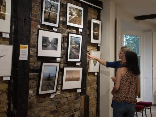 aynur & heike looking at photos