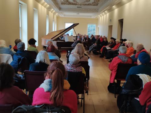 free lunchtime concert